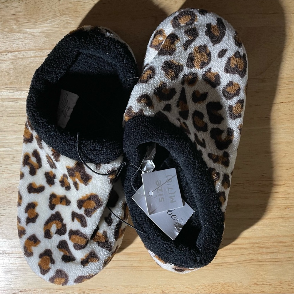 NWT Women's Just Be Cheetah Clog Style Slippers 
Size Medium 7/8